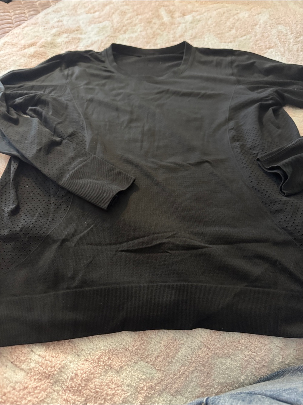 Lulu lemon 🍋 Black swiftly top a wider fit.